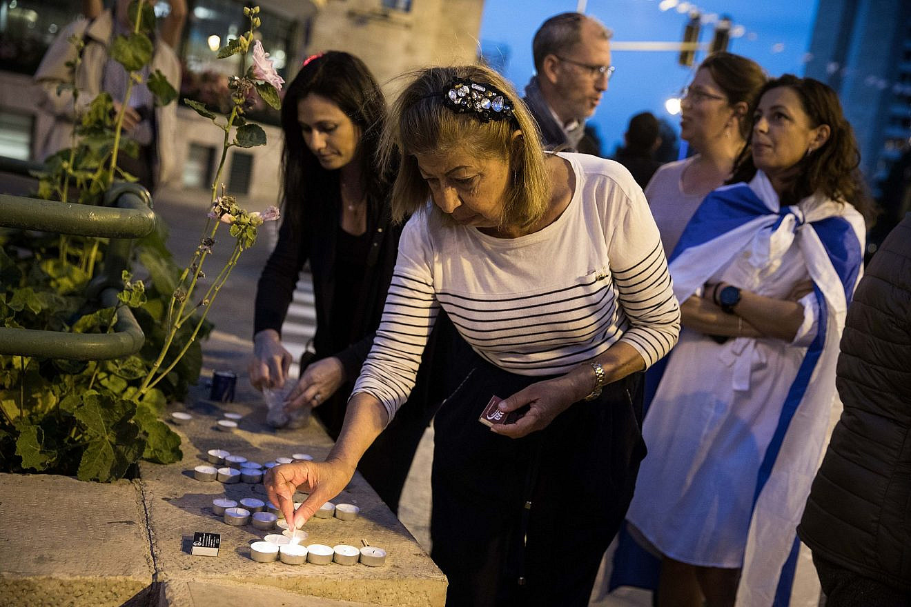 French Israelis light memorial candles as they gather at Paris Square in Jerusalem in a demonstration against antisemitism in France following the murder of Mireille Knoll, an 85-year-old Jewish woman in Paris, March 28, 2018. Photo by Hadas Parush/Flash90.