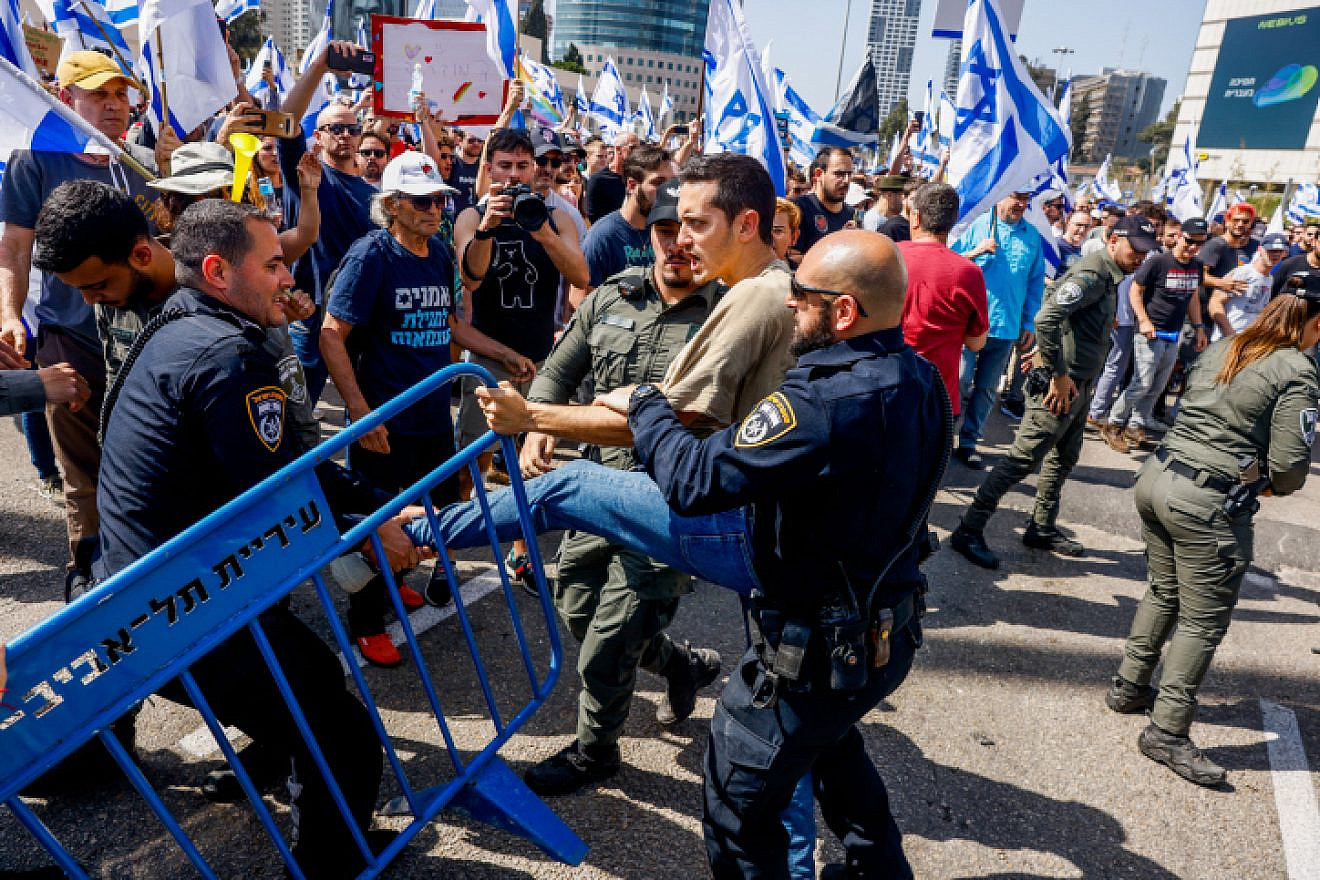 Israelis protest against the government's planned judicial overhaul in South Tel Aviv on March 1, 2023. Photo by Erik Marmor/Flash90.