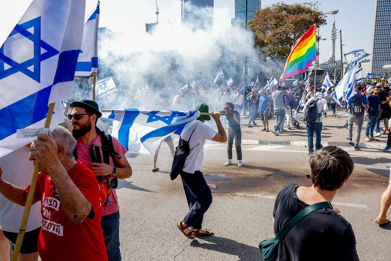 Israelis block a road and clash with police as they protest against the Israeli government's planned judicial overhaul, in Tel Aviv, March 1, 2023. Photo: Erik Marmor/Flash90.