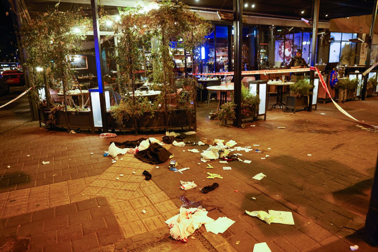 Police and rescue personnel at the scene of a terrorist attack on Dizengoff Street in Tel Aviv, March 9, 2023. Photo by Erik Marmor/Flash90.