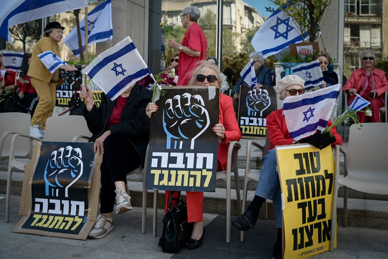 An anti-government protest outside a Tel Aviv retirement home, March 16, 2023. Photo by Avshalom Sassoni/Flash90.