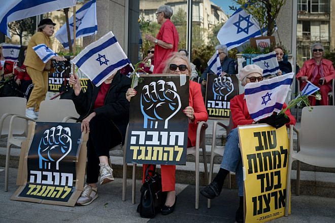 An anti-government protest outside a Tel Aviv retirement home, March 16, 2023. Photo by Avshalom Sassoni/Flash90.