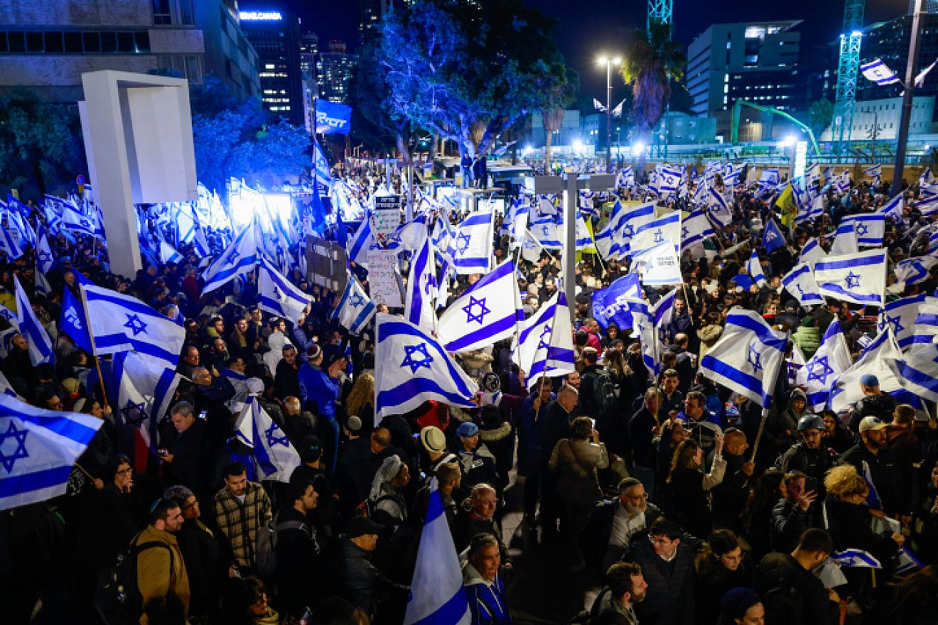 Israelis show support for judicial reform in Tel Aviv on March 30, 2023. Photo by Erik Marmor/Flash90.