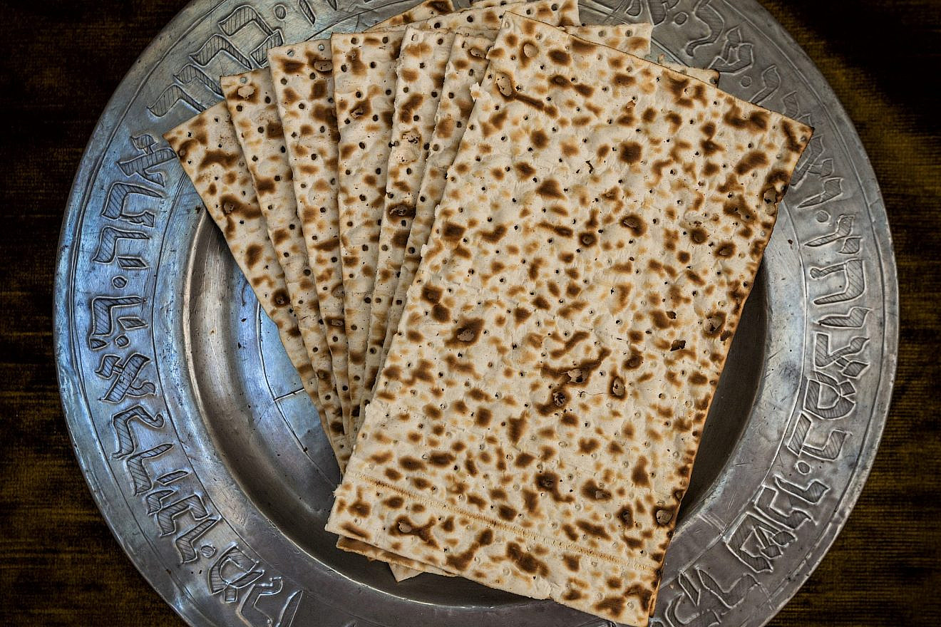 Matzah on a silver platter. Credit: Claude Truong-Ngoc via Wikimedia Commons.