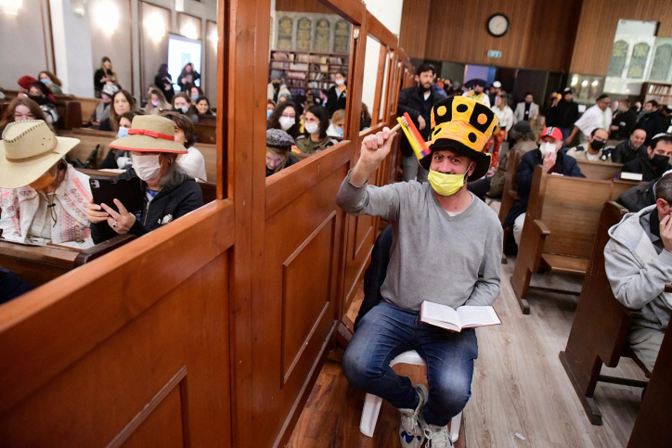Jews read Megillat Esther (the Scroll of Esther) during Purim, at the Great Synagogue in Tel Aviv, March 16, 2022. Photo by Avshalom Sassoni/Flash90.