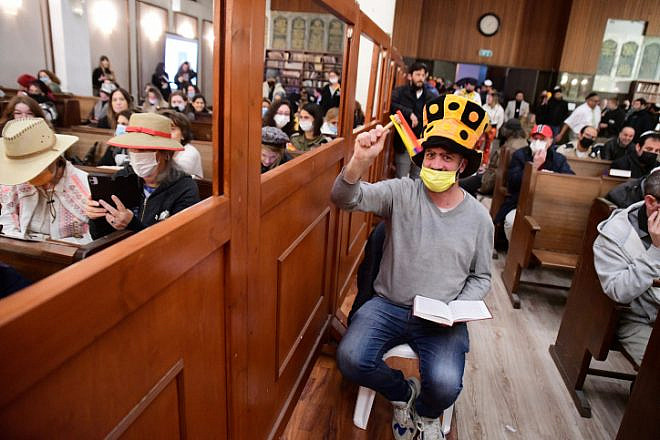 Jews read Megillat Esther (the Scroll of Esther) during Purim, at the Great Synagogue in Tel Aviv, March 16, 2022. Photo by Avshalom Sassoni/Flash90.