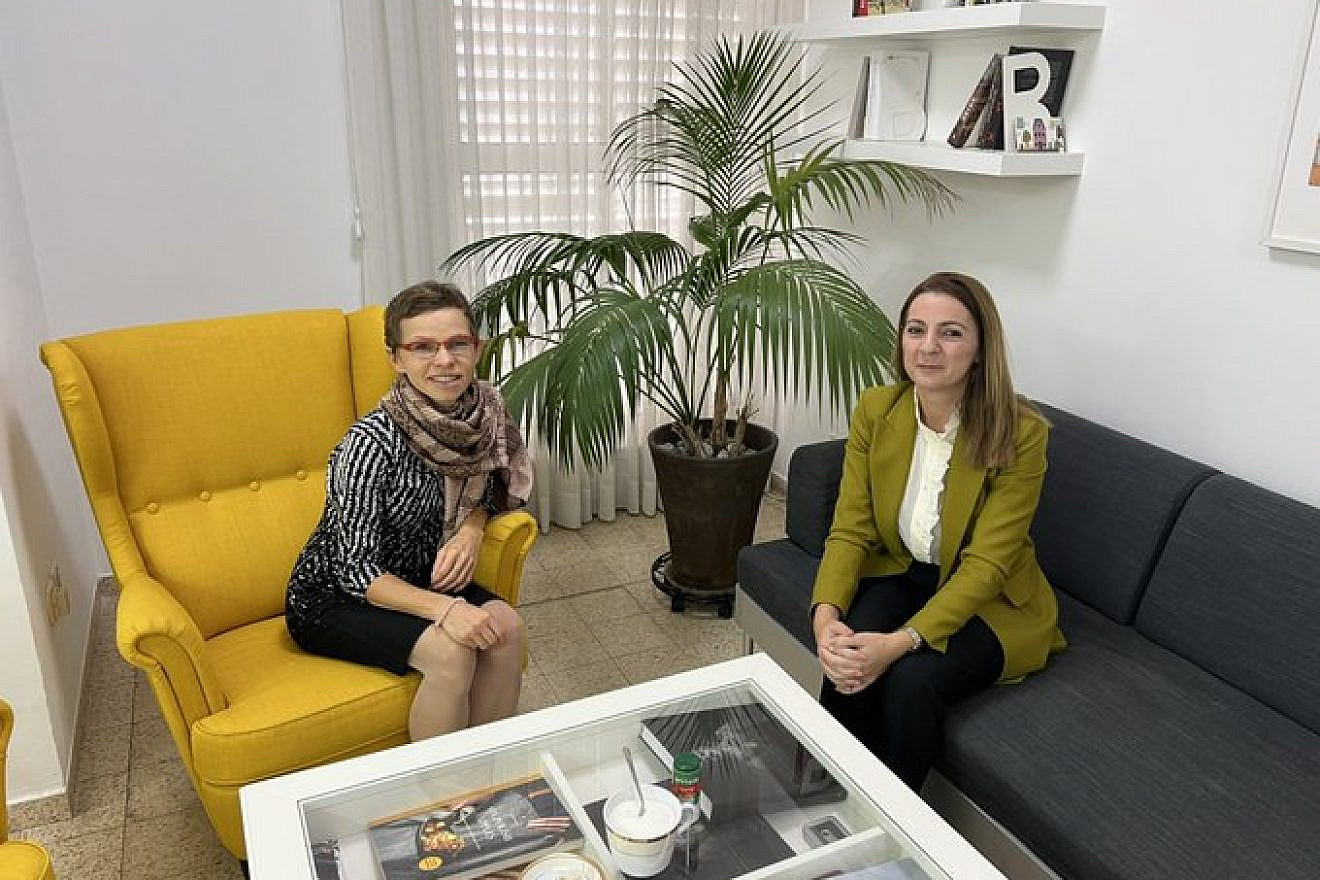 Polish embassy chargé d’affaires Agata Czaplińska (left) and Kosovo Ambassador Ines Demiri meet in Tel Aviv, Nov. 25, 2022. Credit: Ines Demiri/Twitter.