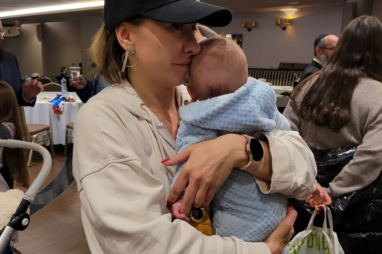 A Jewish mother and child from Ukraine. Courtesy: Chabad of Poland.