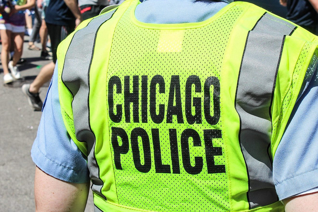 Chicago police officer. Credit: MisterStock/Shutterstock.