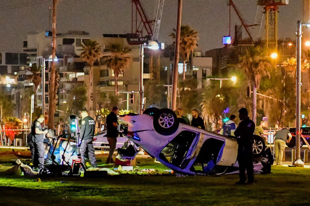 Israeli security forces at the scene of a deadly terrorist attack in Tel Aviv on April 7, 2023. Photo by Avshalom Sassoni/Flash90.