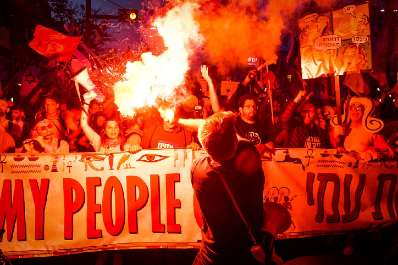 Thousands of Israelis protest against judicial reform at the Azrieli junction in Tel Aviv, April 8, 2023. Photo by Avshalom Sassoni/Flash90.
