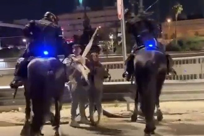 A video showing the incident on Ayalon Highway between a mounted officer and a protester on April 1, 2023 in Tel Aviv. Source: Twitter