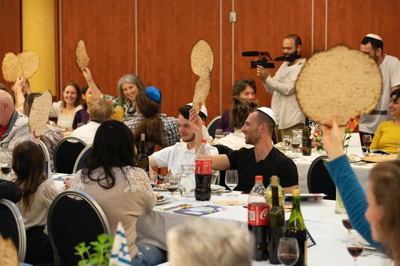 MAKOM Communities hosts Passover seders for Ukrainian and Russian refugees. Credit: JNF-USA.