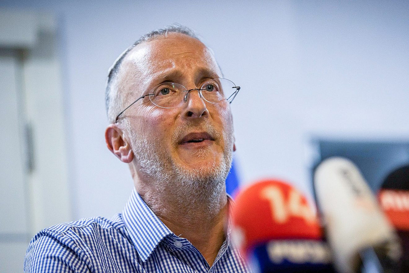 Rabbi Leo Dee speaks to reporters in Efrat, April 10, 2023. Photo by Oren Ben Hakoon/Flash90.