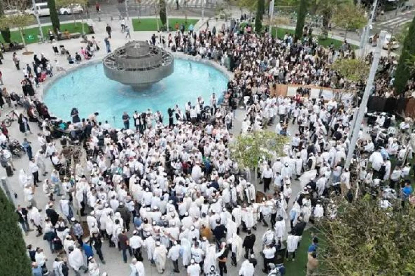 The Passover prayer service held in Dizengoff Square, Tel Aviv, April 11, 2023. Credit: Rosh Yehudi.