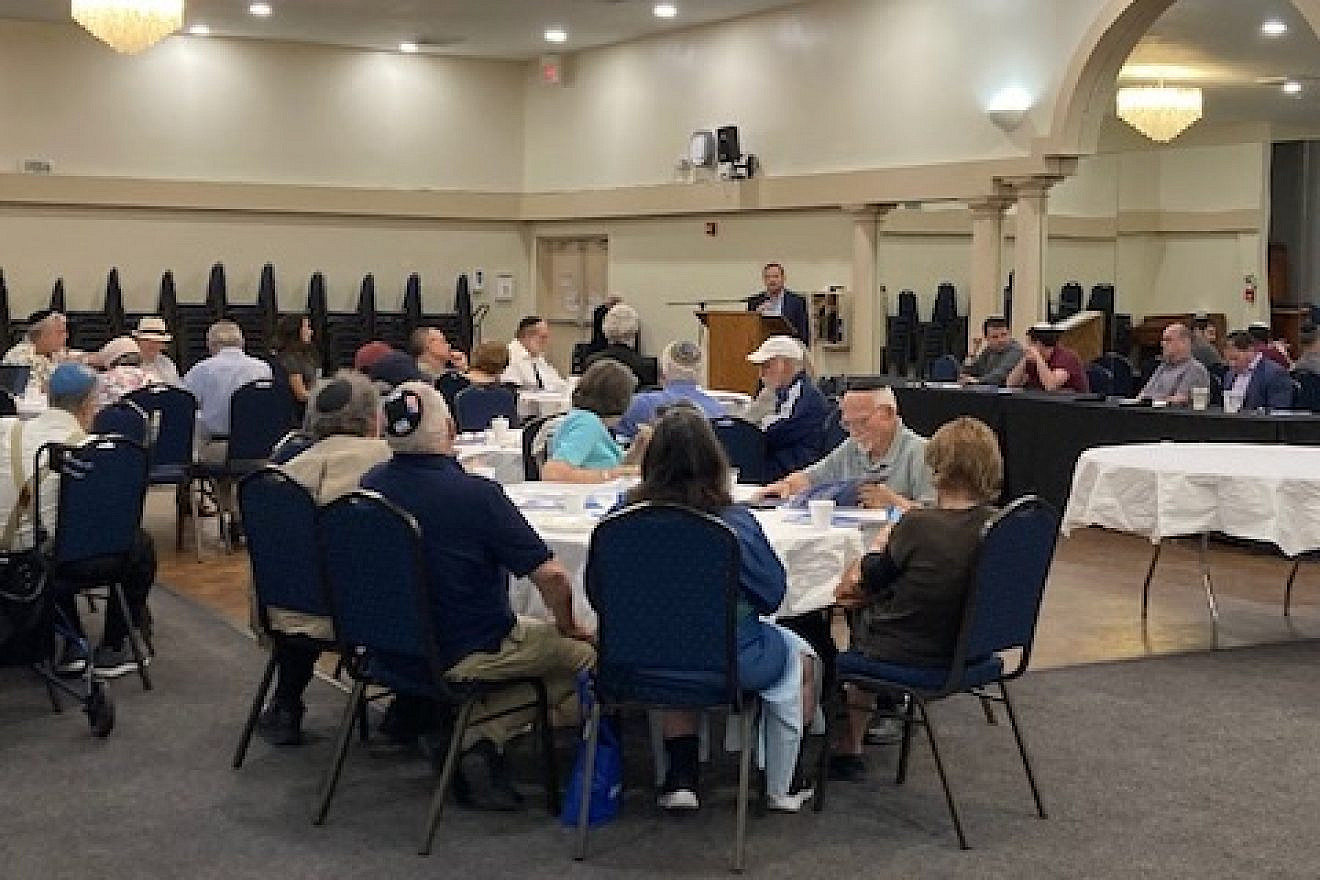 Participants listen to a SPIRIT hybrid panel presentation at Young Israel of Hollywood-Fort Lauderdale in Florida called “The Anglo Guide to Buying Real Estate in Israel,” March 2023. Credit: OU.