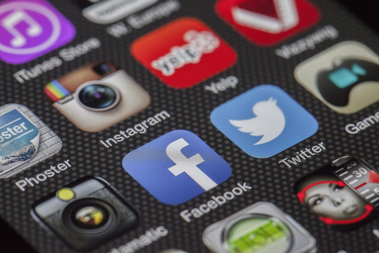 Social-media app icons on a smartphone screen. Credit: Thomas Ulrich/Pixabay.
