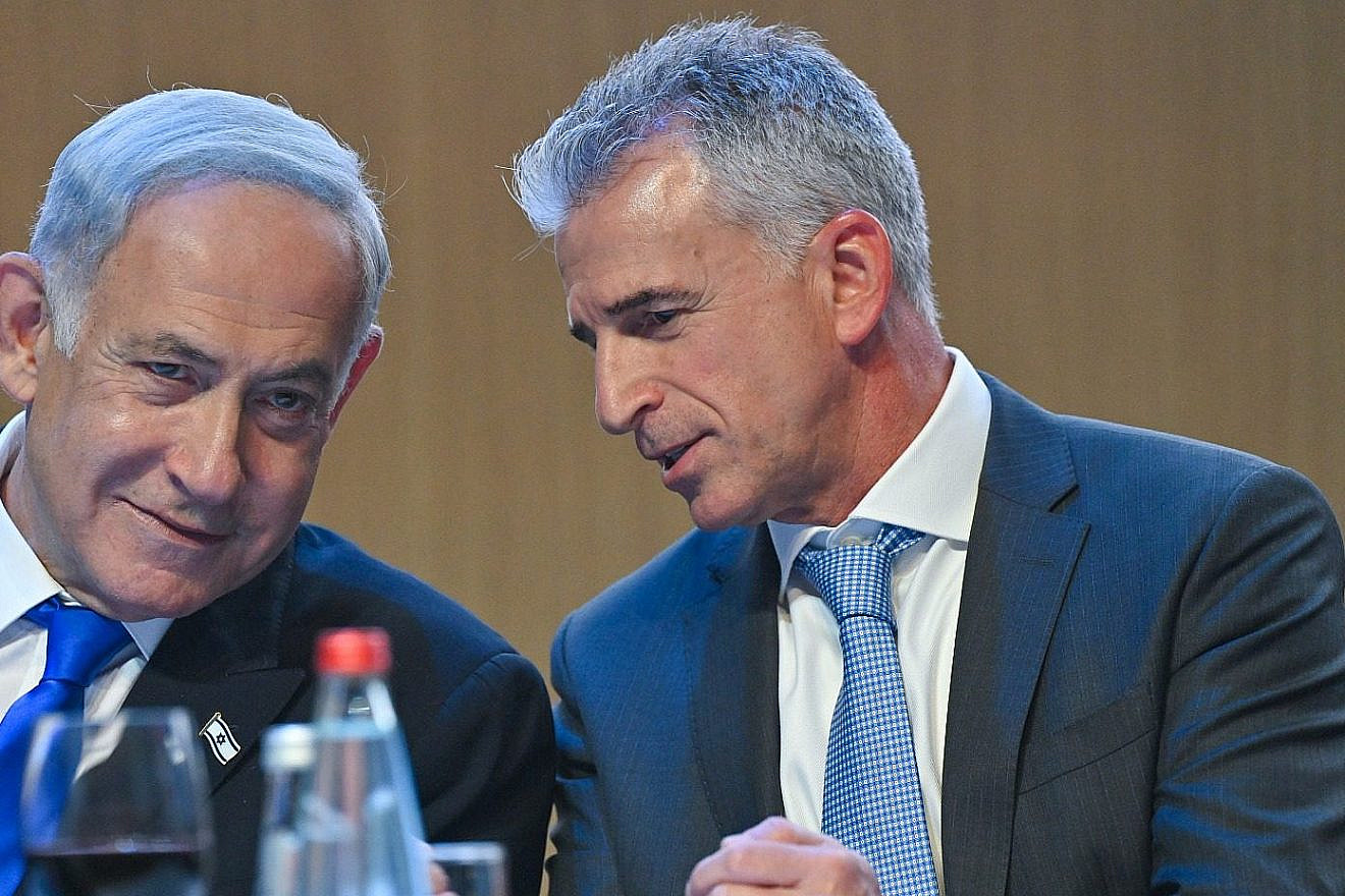 Israeli Prime Minister Benjamin Netanyahu and Mossad head David Barnea at an awards ceremony honoring Mossad operatives, April 4, 2023. Photo by Kobi Gideon/GPO.