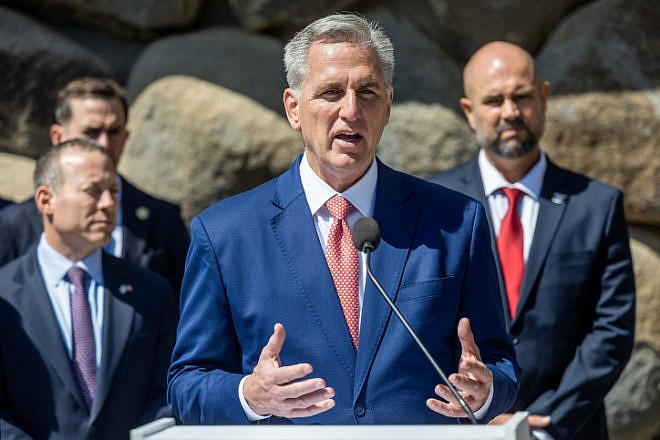 U.S. House Speaker Kevin McCarthy (center) and Knesset Speaker Amir Ohana (right) visit the Yad Vashem Holocaust Memorial in Jerusalem on May 1, 2023. Photo by Yonatan Sindel/Flash90.