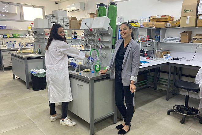 Noga Sela Shalev (right), CEO of OurCrowd's food tech incubator Fresh Start, in the laboratory, May 15, 2023. Courtesy.