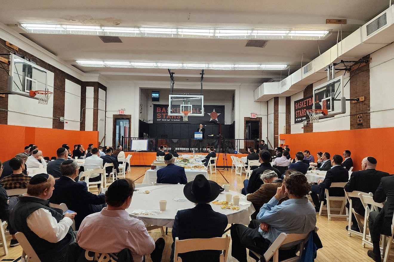 Participants enjoy OU’s Torah Initiatives’ Maseches Sotah siyum at Young Israel of the West Side