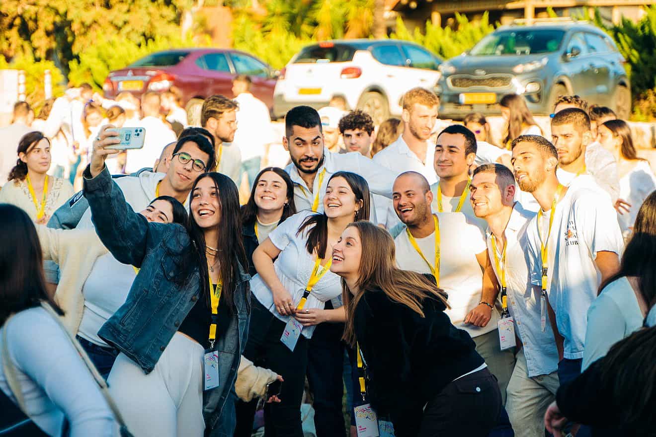 Jewish Agency shlichim (“emissaries”) preparing for their summer in North America. Credit: Courtesy of the Jewish Agency for Israel.