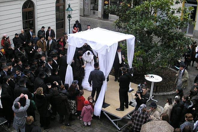 An Orthodox Jewish wedding in Vienna's first district, close to Judengasse. Photo: Gryffindor/Wikimedia