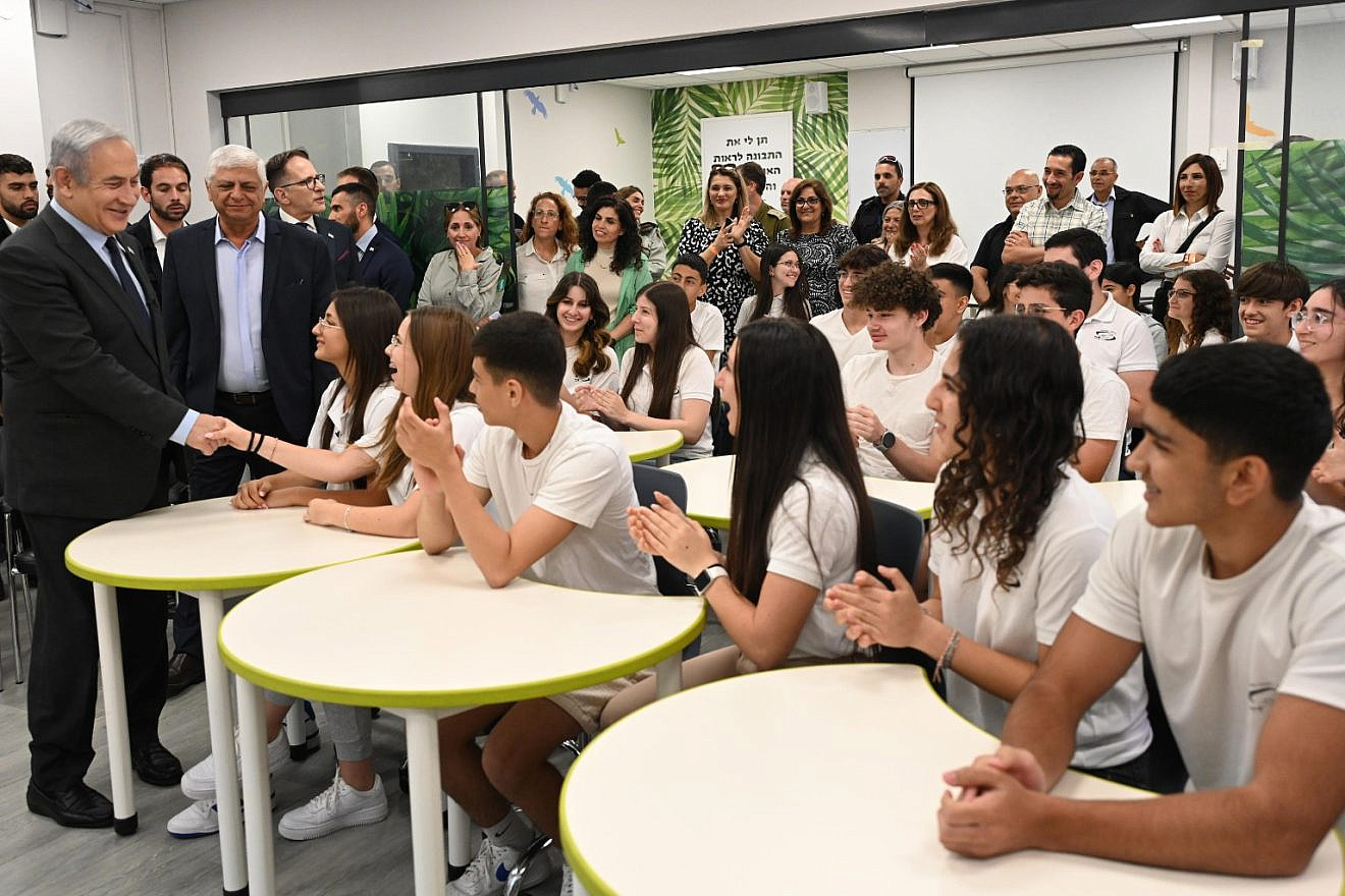 Israeli Prime Minister Benjamin Netanyahu visits the 8200 "Bridges" Program Class. Photo by Haim Zach/GPO.