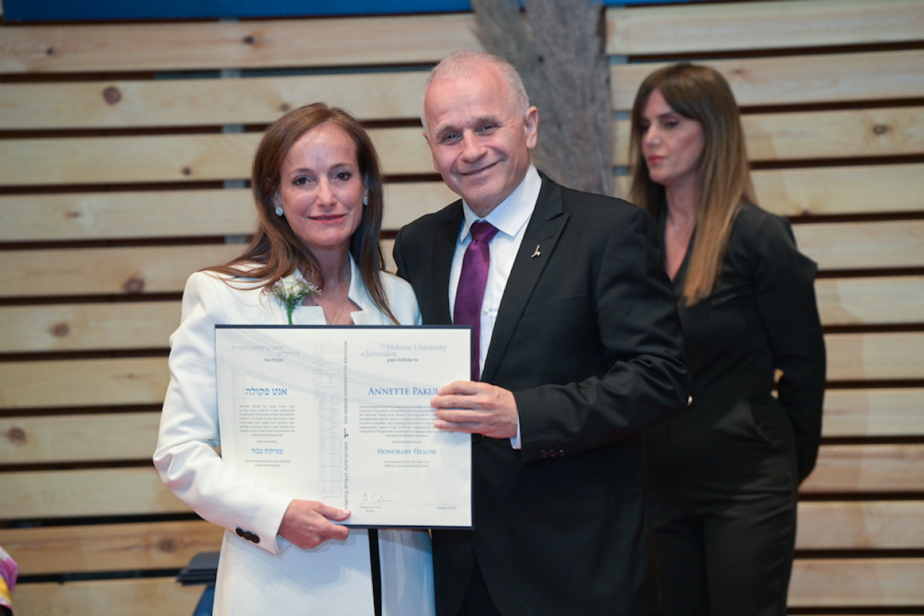The Hebrew University of Jerusalem President Professor Asher Cohen (right) presents an Honorary Fellowship to Annette Pakula on June 12, 2023, during the 86th Board of Governors Meeting in Jerusalem. Credit: Bruno Charbit.
