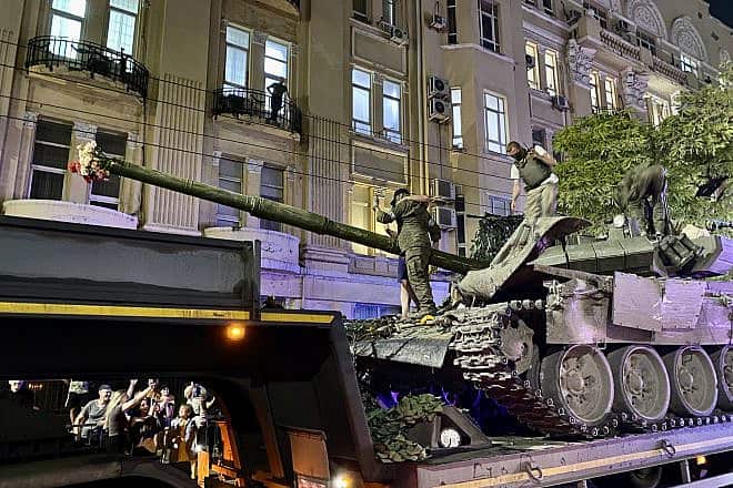 A Russian civilian hugs a soldier of the Wagner Group private military company on a tank with flowers in the muzzle after the end of an attempted mutiny on Vladimir Putin's regime, June 24, 2023. Credit: Fargoh via Wikimedia Commons.