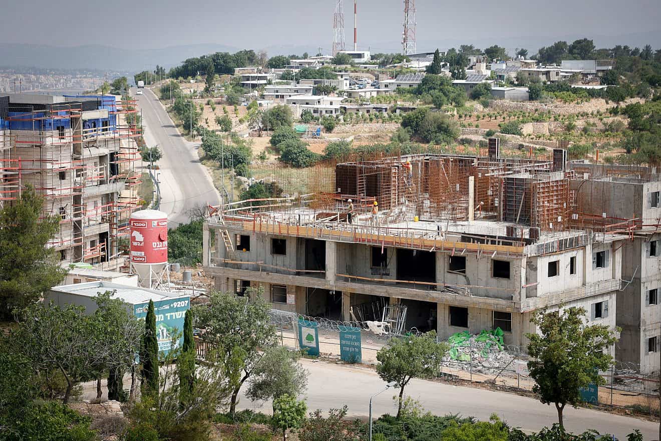 The construction of a new neighborhood in Alon Shvut, Gush Etzion, May 23, 2023. Photo by Gershon Elinson/Flash90.