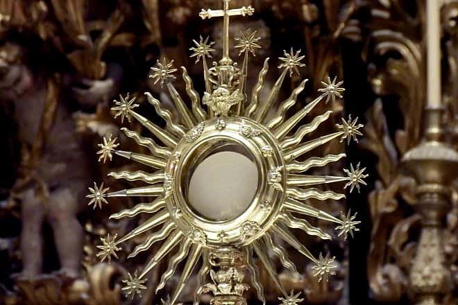 Golden monstrance. Credit: David Eucaristía/Pexels.
