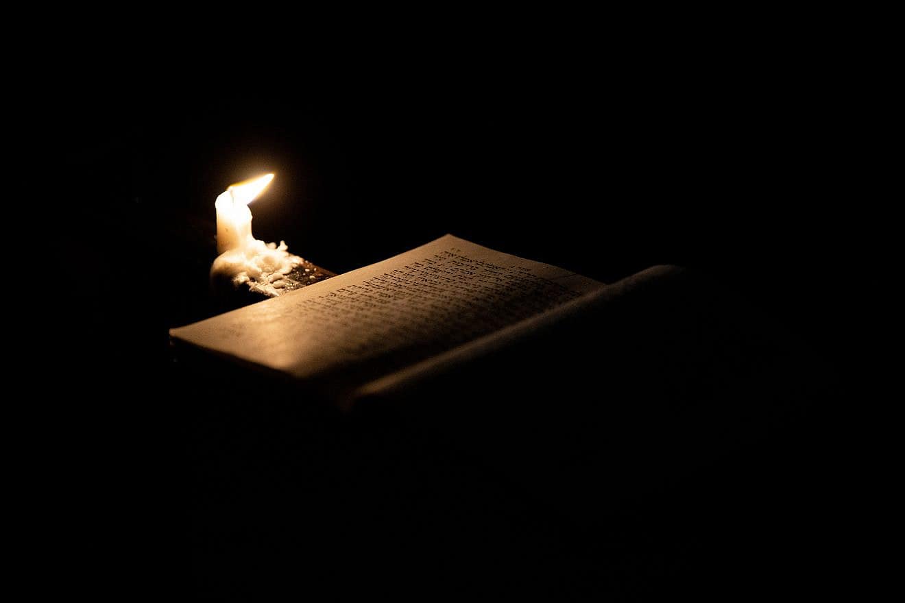 A Tisha B'Av candlelight service in Meah Shearim in Jerusalem, July 29, 2020. Photo by Yonatan Sindel/Flash90.