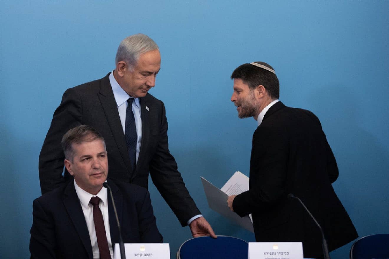 Israeli Prime Minister Benjamin Netanyahu, Finance Minister Bezalel Smotrich and Education Minister Yoav Kisch during a press conference at the Prime Minister's Office in Jerusalem, April 30, 2023. Photo by Alex Kolomoisky/Pool.