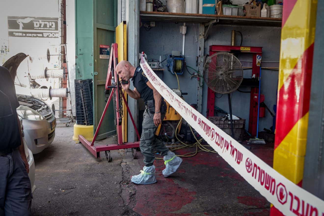 Police at a garage in Petach Tikvah where the attack took place, Aug. 10, 2023. Photo by Avshalom Sassoni/Flash90.