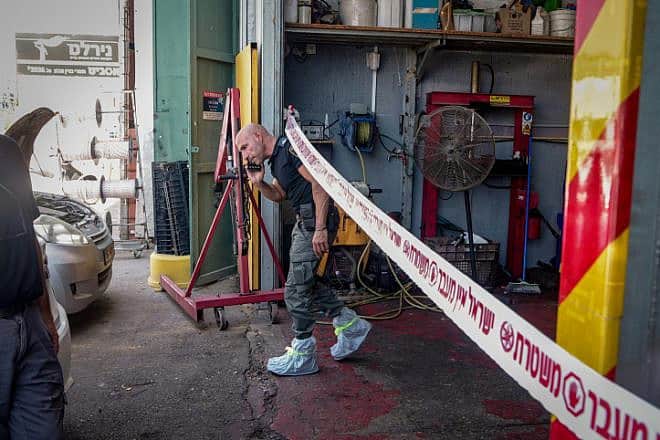 Police at a garage in Petach Tikvah where the attack took place, Aug. 10, 2023. Photo by Avshalom Sassoni/Flash90.