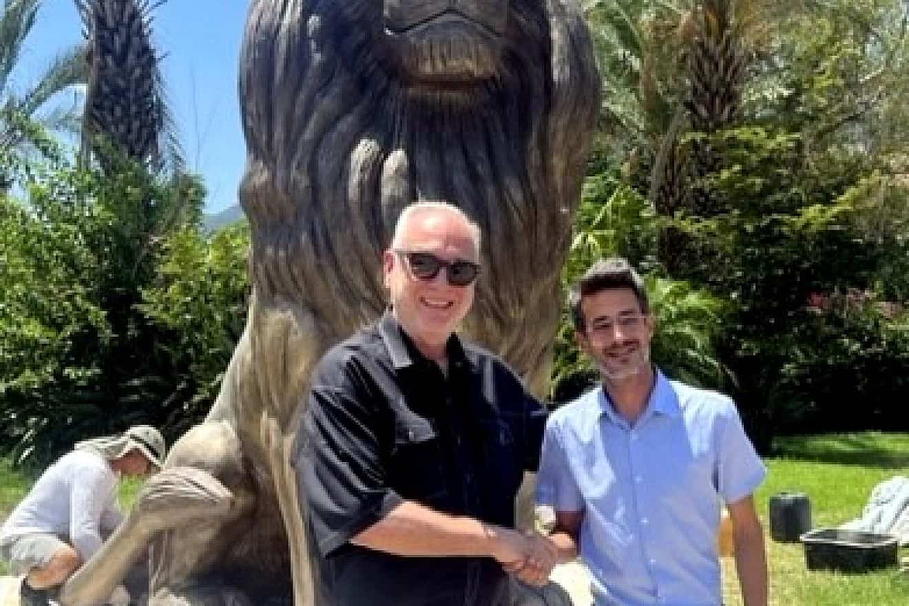 Israeli sculptor Sam Philipe with Mayor Amichai Stern. Credit: Courtesy.