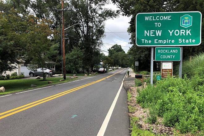 Entrance sign along westbound New York State Route 340 just after entering Rockland County, N.Y. Credit: Famartin via Wikimedia Commons.