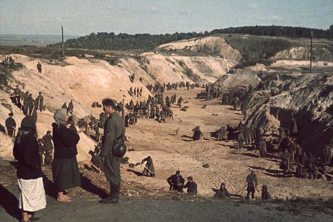 Soviet POWs cover a mass grave after the Babi Yar massacre just days earlier, Oct. 1, 1941. Credit: Johannes Hähle via Wikimedia Commons.