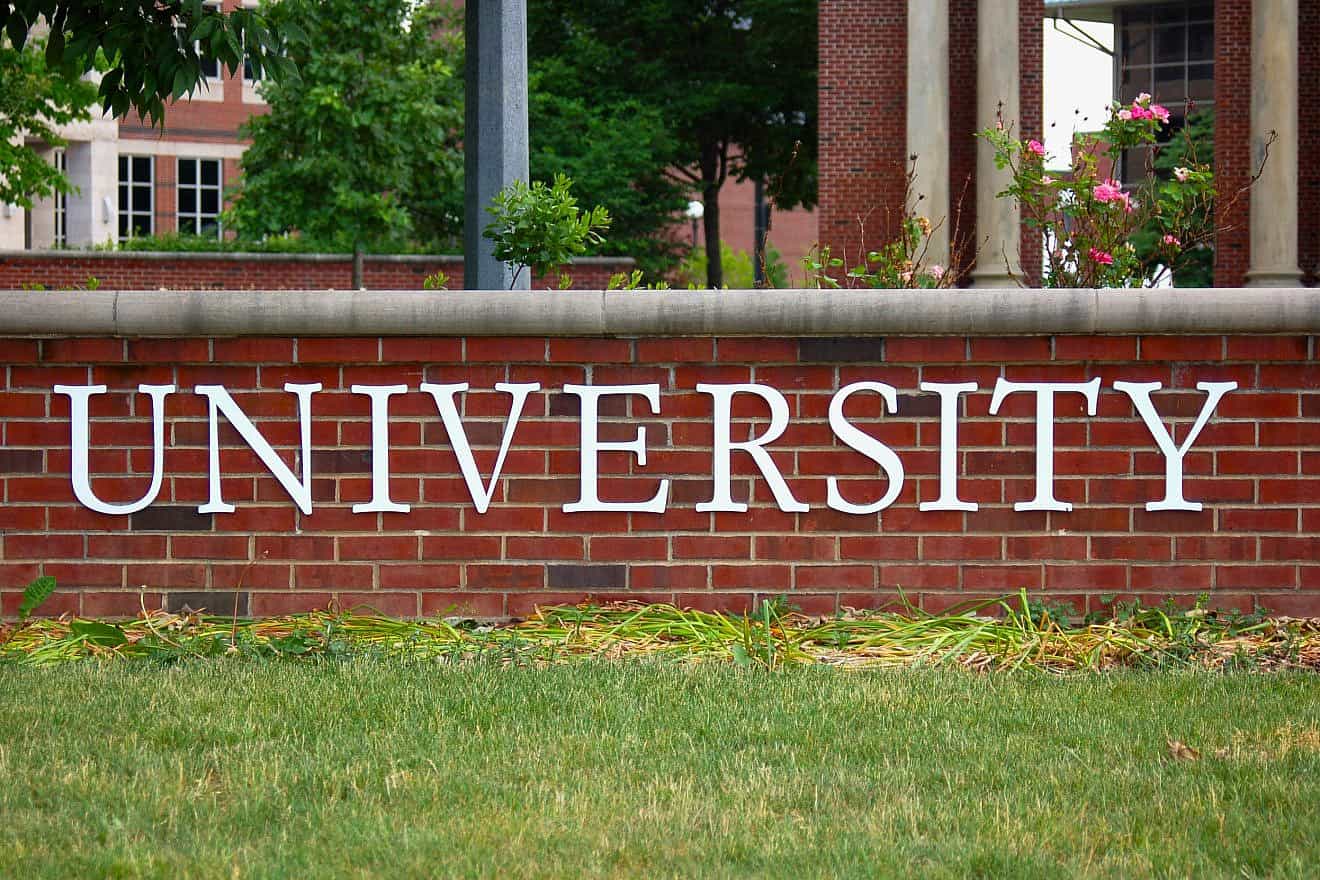 College campus. Credit: An Nguyen/Shutterstock.