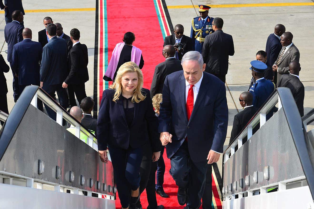 Prime Minister Benjamin Netanyahu and his wife, Sara, board a flight to Rwanda at the airport in Nairobi, Kenya, July 6, 2016. Photo by Kobi Gideon/GPO.