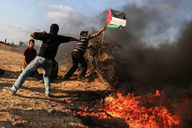 Palestinians attack Israeli soldiers at the Gaza border fence, east of Khan Younis, Sept. 22, 2023. Photo by Yousef Mohammed/Flash90.