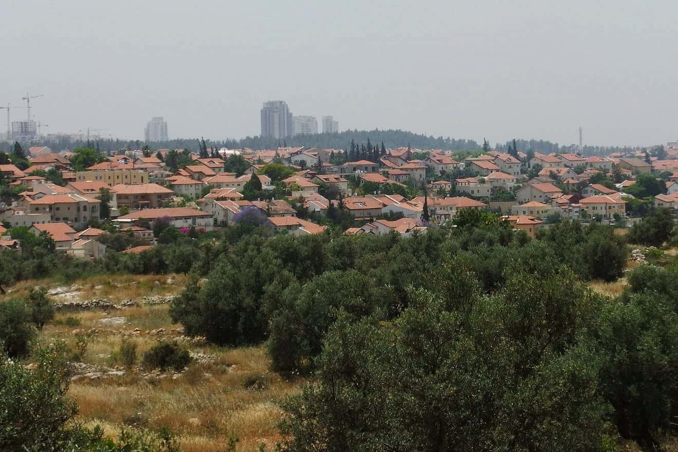 Hashmonaim from the north, with Modi’in in the background. Credit: Wikimedia Commons.