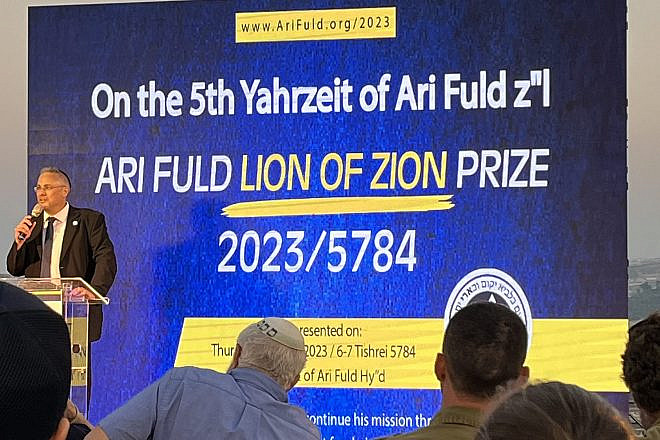 Event host Stephen Leavitt addresses the audience at the 5th Yartzheit of Ari Fuld, in Kfar Etzion in Judea, Sept. 21, 2023. Credit: Courtesy.