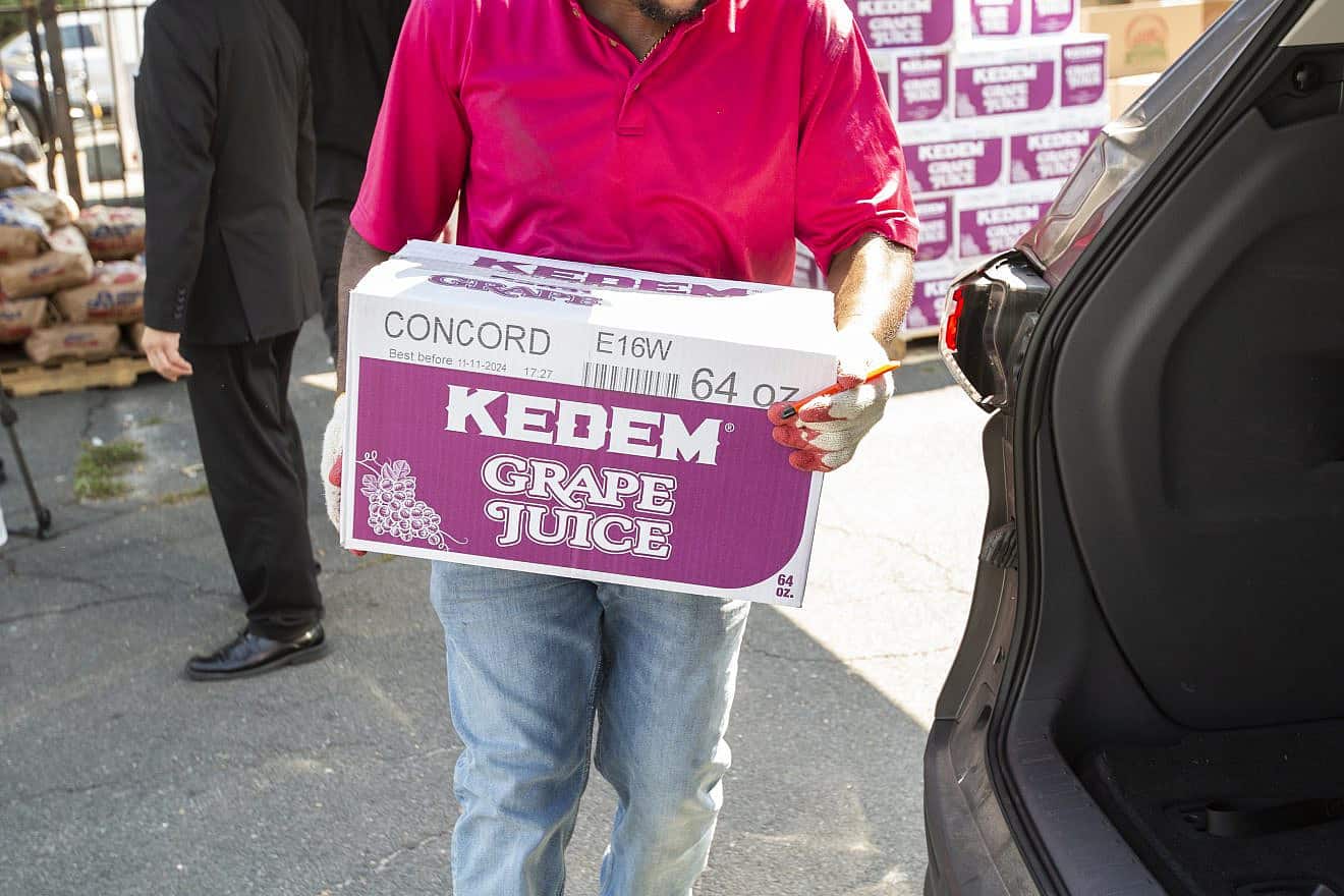 Met Council on Jewish Poverty has 700 volunteers distributing $5 million in food at about 140 locations across New York City and Long Island, and in parts of New Jersey, Connecticut and Upstate New York prior to the start of Rosh Hashanah on Sept. 15, 2023. Credit: Courtesy of Met Council.