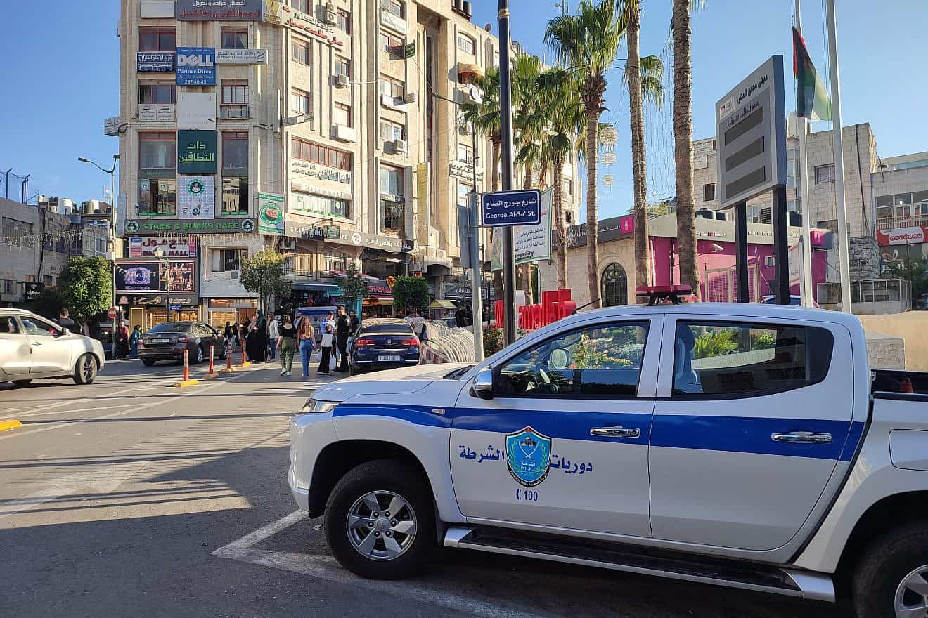 A Palestinian police car in Al-Manara Square in Ramallah. Credit: Tomasz Przechlewski/Flickr via Wikimedia Commons.