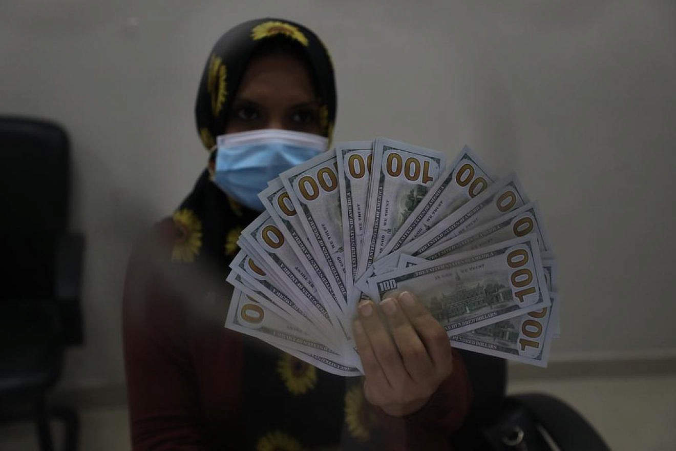 Hamas distributes financial aid provided by Qatar to Gazans at a post office in the Strip, Sept. 8, 2020. Photo by Majdi Fathi/TPS.