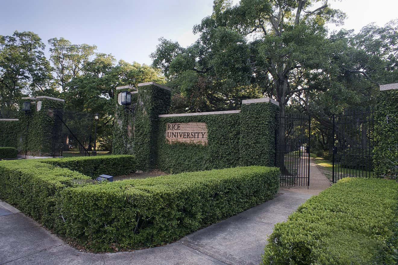 The main entrance of Rice University in Houston, Texas. Credit: Katie Haugland Bowen/Flickr via Wikimedia Commons.