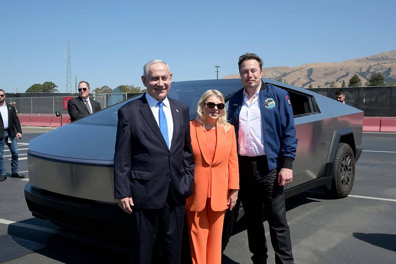 Israeli Prime Minister Benjamin Netanyahu and his wife, Sara, pose with Tesla CEO Elon Musk in front of a Cybertruck at a Tesla plant in Fremont, Calif. on Sept. 18, 2023. Photo by Avi Ohayon/GPO.