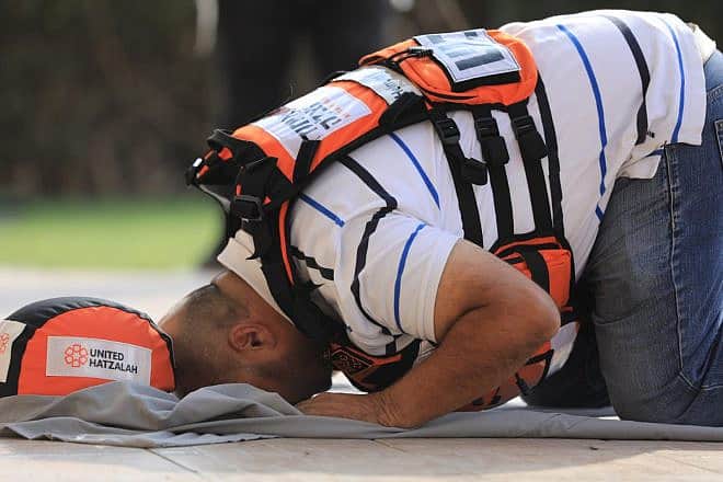 A United Hatzalah Muslim volunteer stops to pray amid an ambulance shift in the southern Israeli city of Sderot. Photo by Moshe Mizrachi/United Hatzalah.